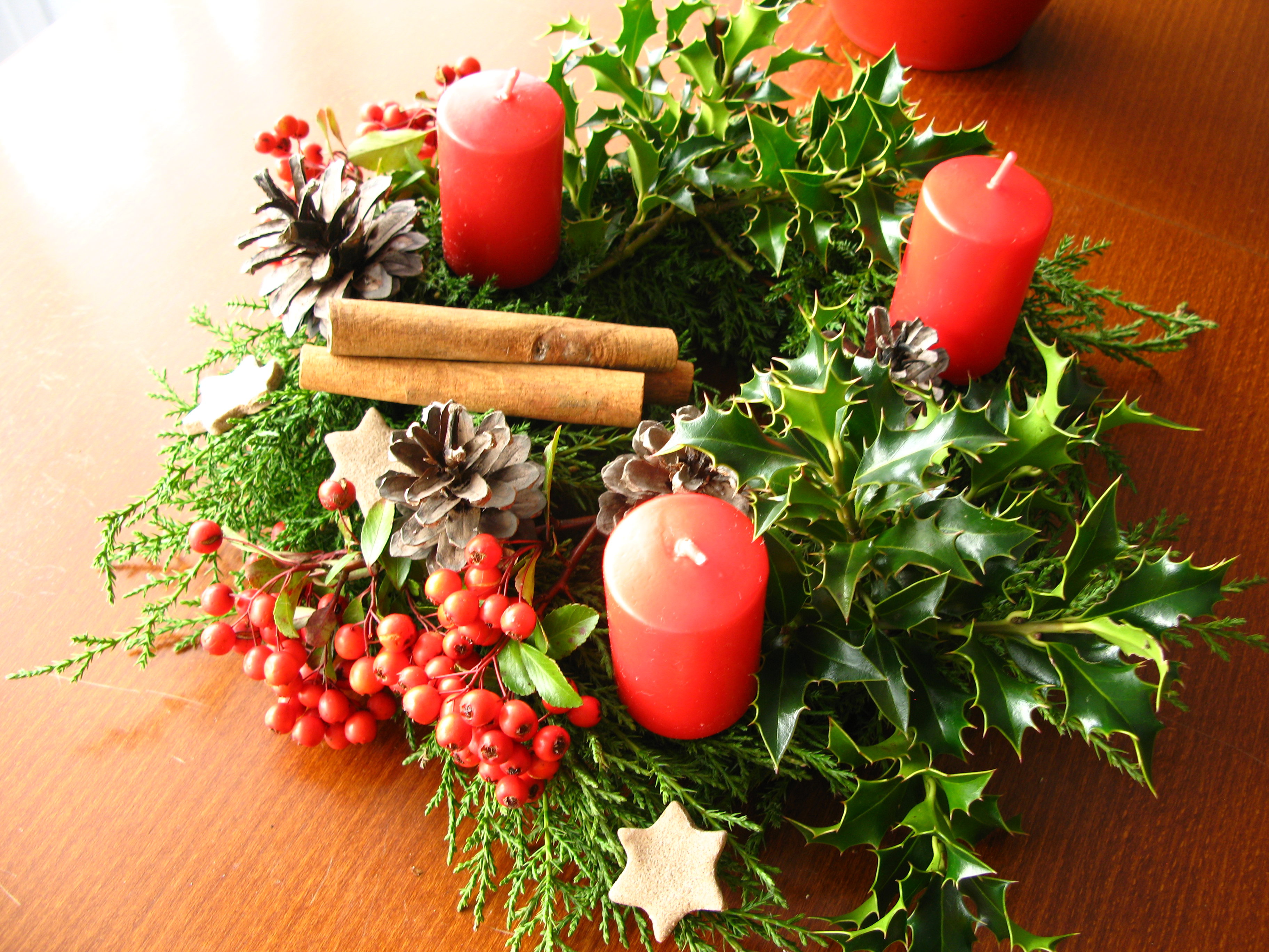 Czerwone świece i owoce ognika współgrają ze sobą.