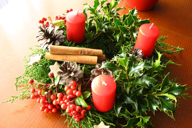 Czerwone świece i owoce ognika współgrają ze sobą.