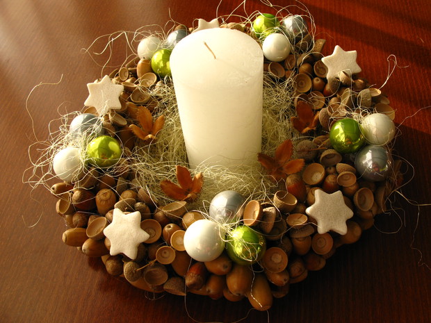 Duża ilość orzechów, żołędzi i kleju pozwoli stworzyć taki stroik.