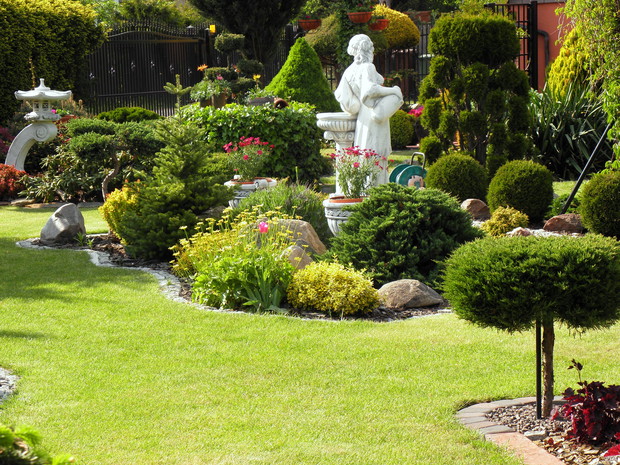 fontanna i ścieżka kamienna obok niej 