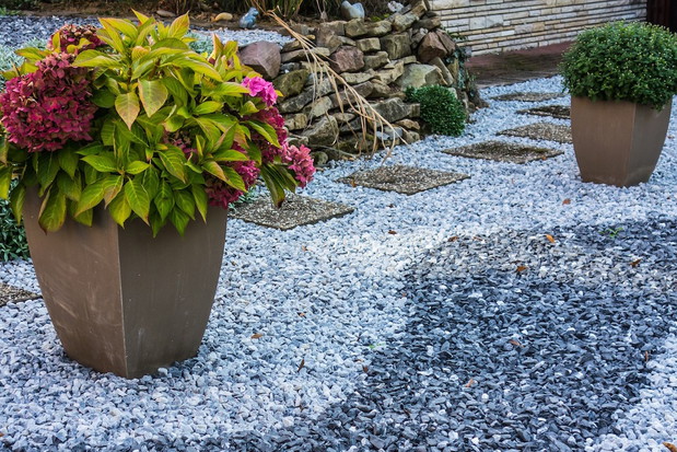 Idealnie przygotowana ścieżka w ogrodzie (zdj.: Fotolia.com)