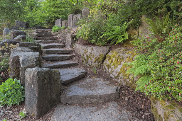Kamienne schody tworzą klimat ogrodu śródziemnomorskiego (zdj.: Fotolia.com)