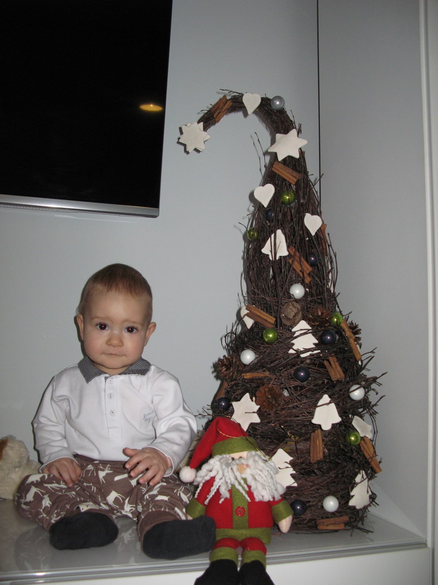 Mój synek Mikołaj i jego choinka.