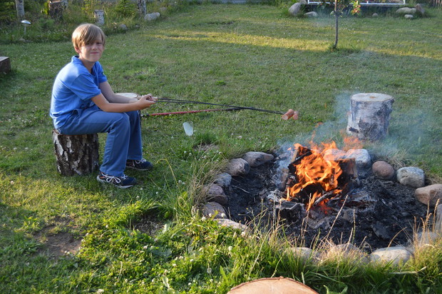 Pieczenie kiełbasek przy ognisku popularne jest co roku