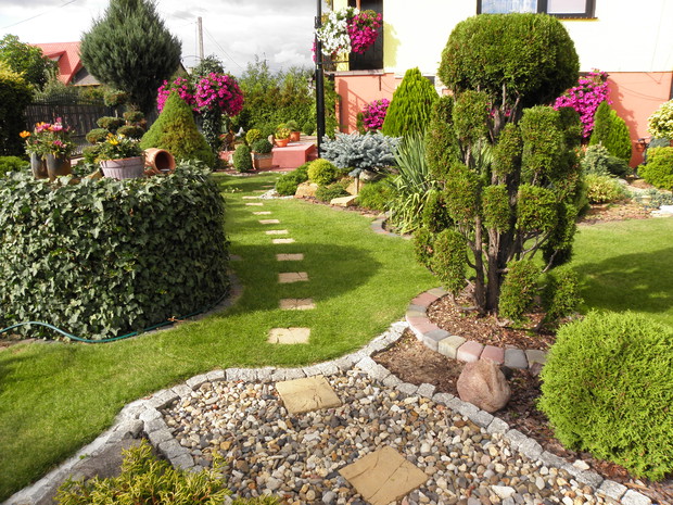 ścieżka prowadząca do wyjścia z ogrodu