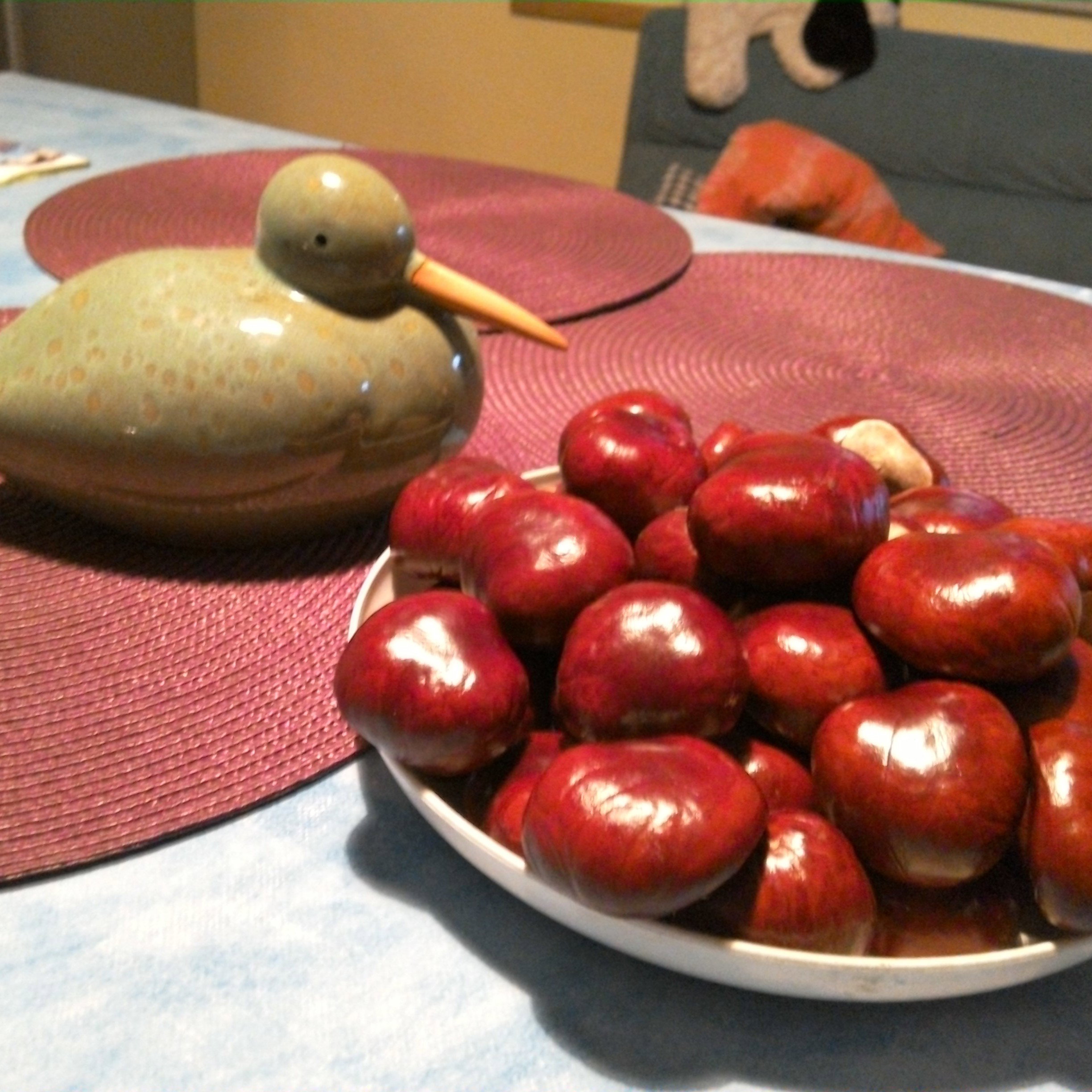 Tą dekorację mam w kuchni. Kasztany wyglądają jak ciasteczka... :) Obok postawiłam bardzo ładną, ceramiczną kaczkę :)