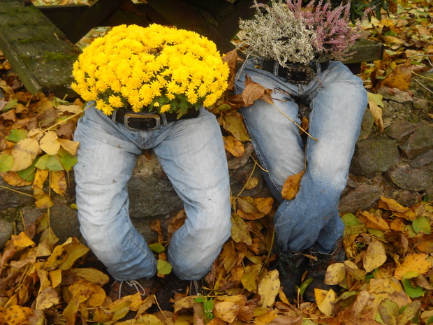 W dżinsowych spodniach.