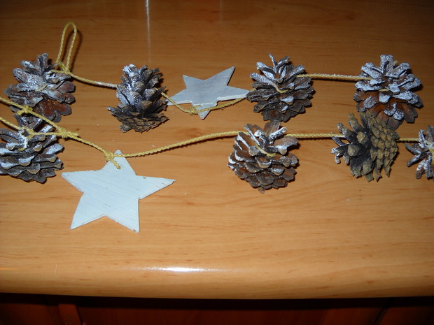 Zawieszki z szyszek.