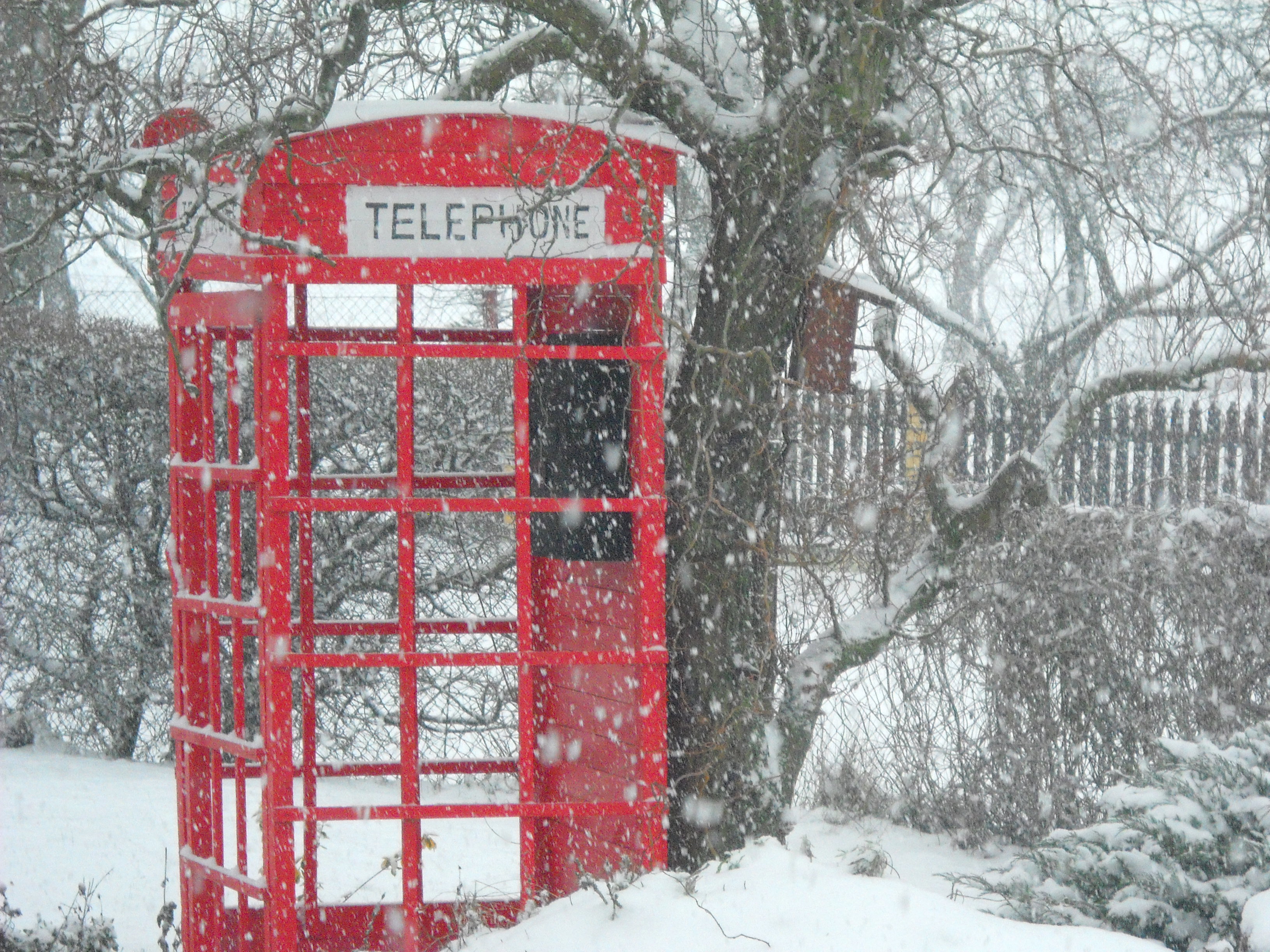 Angielska budka telefoniczna świetnie komponuje się w bieli.