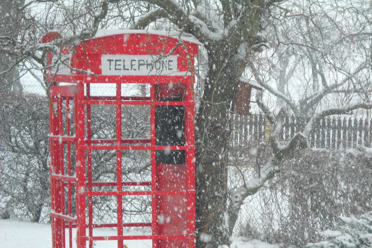 Angielska budka telefoniczna świetnie komponuje się w bieli.