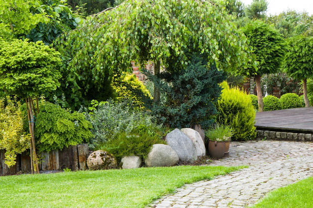 Dobrze przemyślany ogród z tarasem oraz trawnikiem (zdj.: Fotolia.com)