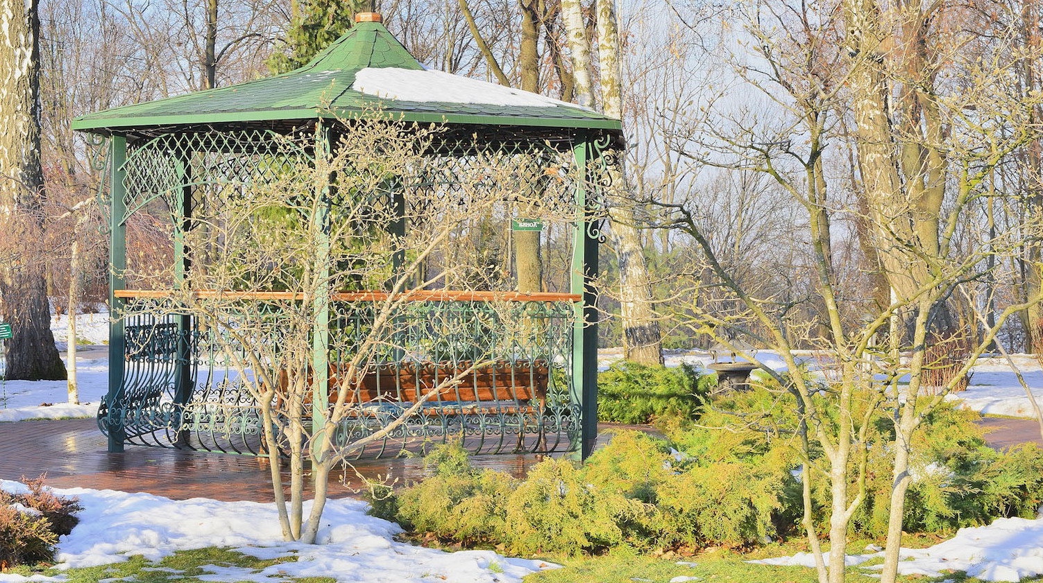 Drzewka i krzewy dodają uroku altanie nawet zimą (zdj.: Fotolia.com)