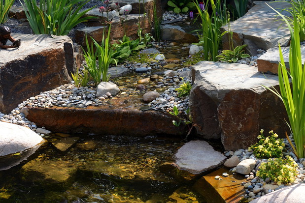 Kamień to najbardziej przydatny materiał w osiągnięciu geometrii w otoczeniu ogrodu wodnego (zdj.: Fotolia.com)