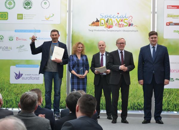 Redaktor naczelny "Mojego Pięknego Ogrodu" Grzegorz Pawlik odbierający nagrodę przygotowaną przez organizatorów targów z okazji 20 lecia magazynu.
