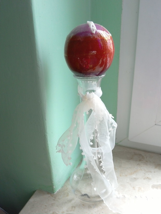 Świeczkę zapachową postawiłam na małym wazonie, a efekt jest super :)