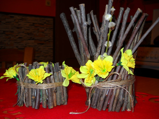 Wazonik i świecznik z patyków.