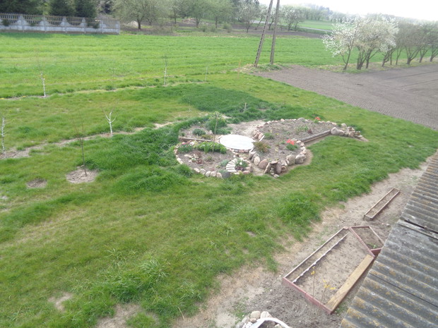 Wczesną wiosną tylko tulipany zapowiadały zmiany. 