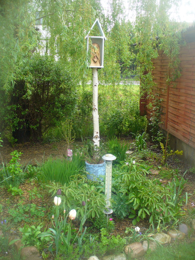 wiosenna rabata z kapliczką