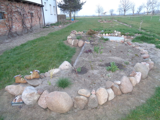 Wiosna nie zapowiadała jeszcze zmian na tej rabacie. 