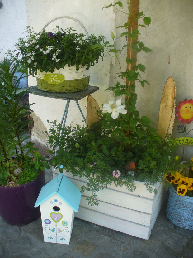 Kompozycja z powojnikiem Jerzy Popiełuszko