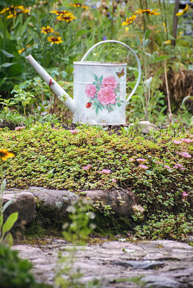 Mini skalniaczek cieszy oko .Uwielbiam samodzielnie ozdabiać przedmioty i dawać im drugą urodę.