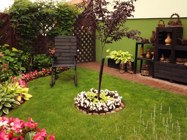 Mój ulubiony kącik, a w nim kredens ogrodowy w którym są moje prace.