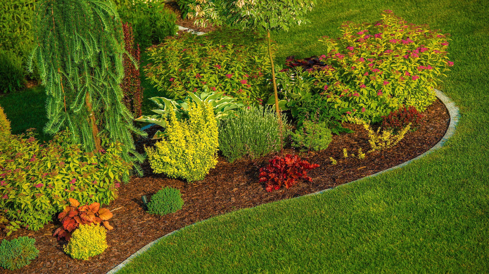 Odpowiednie zaznaczenie rabaty na trawniku to niełatwa sztuka, dająca jednak świetne efekty (zdj.: Fotolia.com)