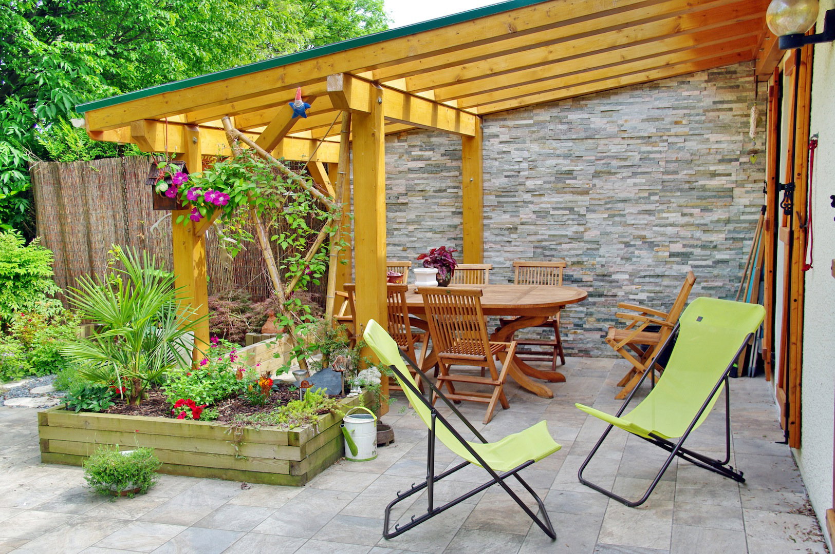 Taras wypoczynkowy to idealne miejsce do relaksu czy spotkań (zdj.: Fotolia.com)