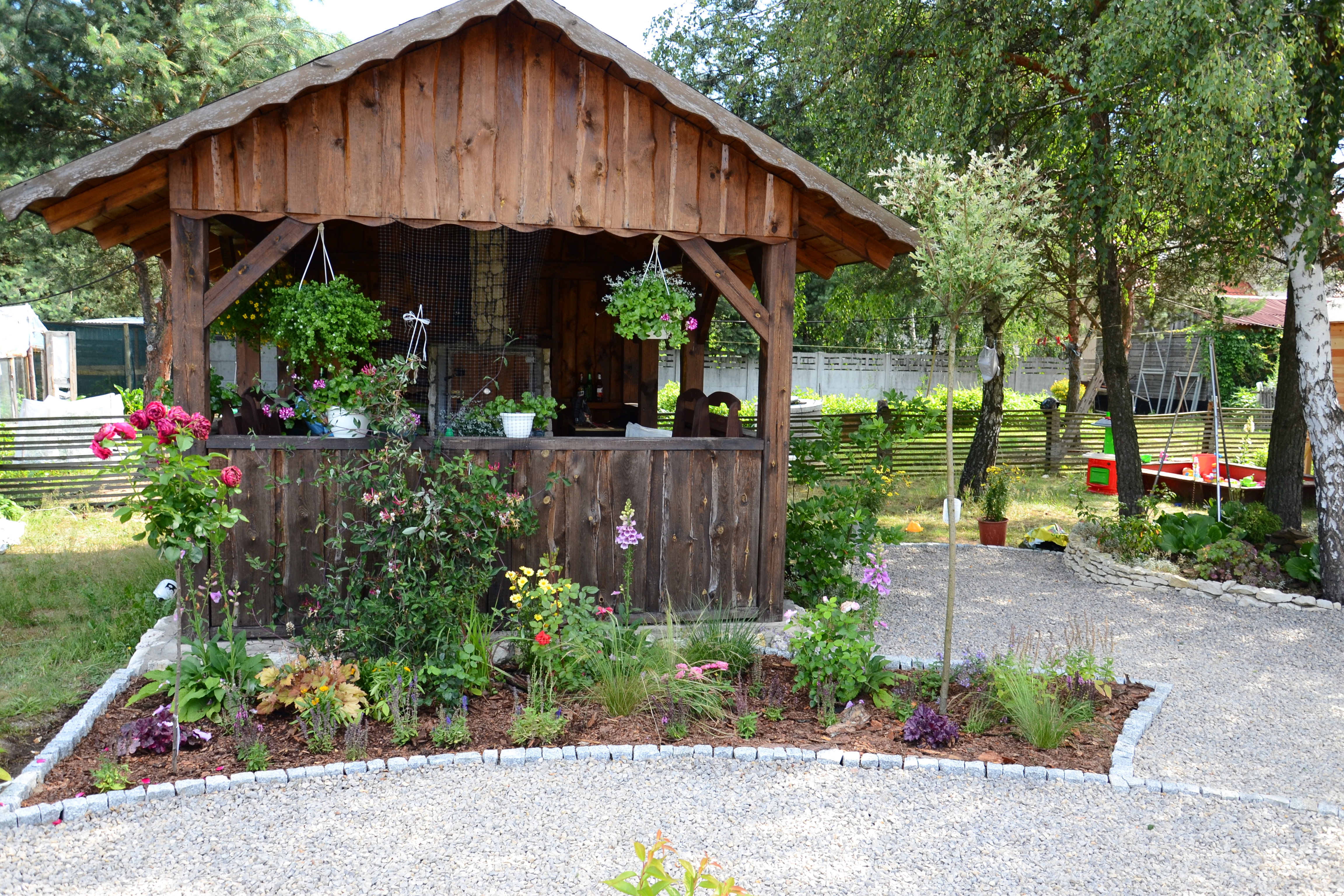 Altana oraz rabata bylinowa, a tu m.in. szałwie omszone, ostnice, róże, nachyłki i naparstnice.