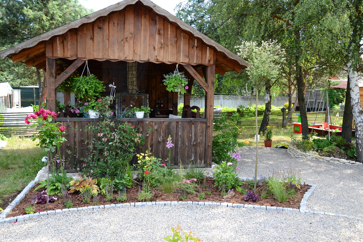 Altana oraz rabata bylinowa, a tu m.in. szałwie omszone, ostnice, róże, nachyłki i naparstnice.