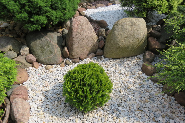 Aranżacje z kamieni, przedstawia druga część ogrodu. Kamień  jest ważnym elementem w naszym ogrodzie. Aby rabaty zrobiły wrażenie , trzeba poświęcić trochę więcej czasu i  efekt gotowy.  