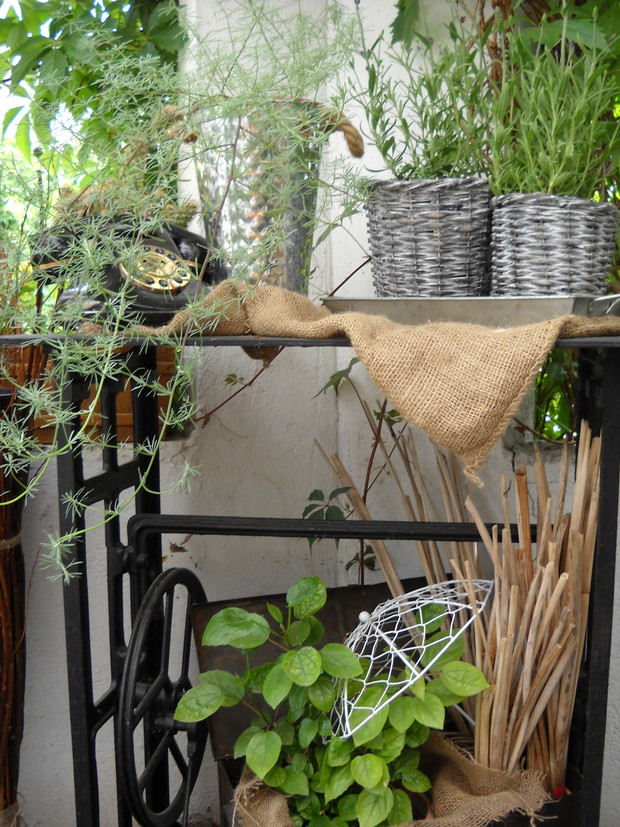 Dekoracja na starej maszynie do szycia w altance.