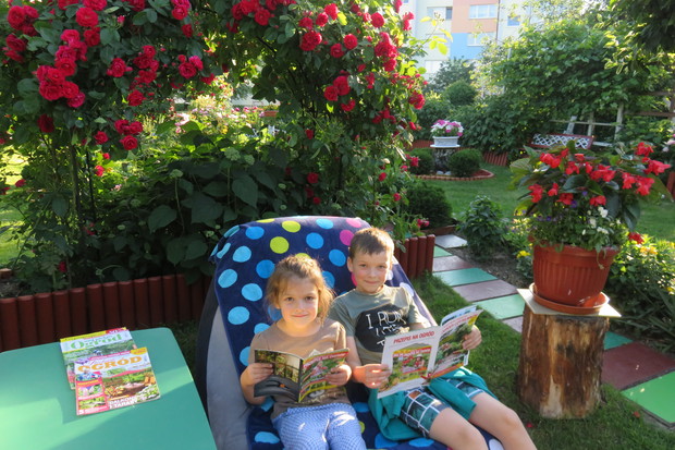 Kącik wypoczynkowy – jest to miejsce, wypoczynku i relaksu w malowniczym 
otoczeniu. Wnuki bardzo lubią tu przebywać,  ponieważ uwielbiają czytać.
