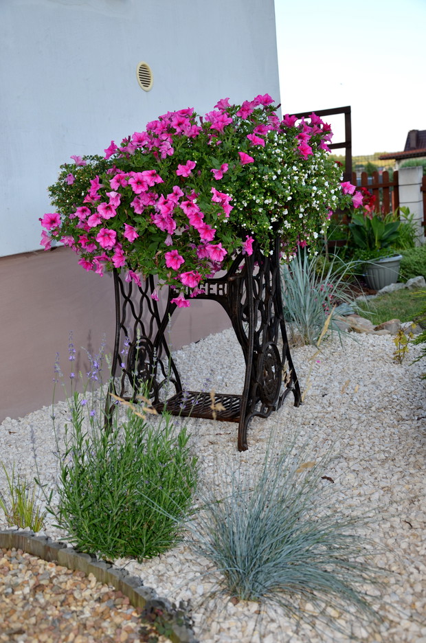  Kwietnik ze starej maszyny do szycia