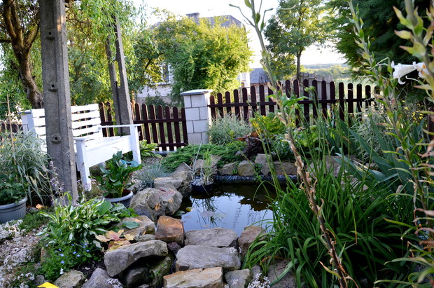 Ławeczka koło oczka na chwilę relaksu