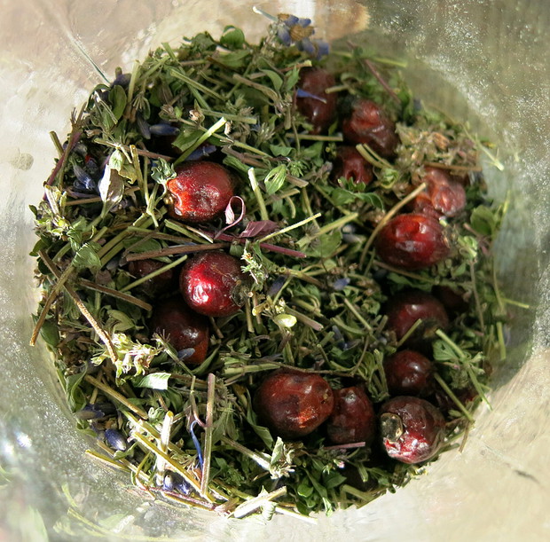 Letnie frykasy naturalistycznego ogrodnika...herbatki ziołowe...Moja ukochana mieszanka z dzika różą, macierzanką piaskową i kwieciem, co kto lubi..mniam dla ciała i zmysłów.