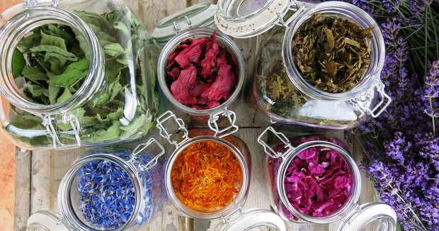 Marokańskie przyprawy? Otóż nie! Liść jeżyny, płatki maku polnego, wierzbówka kiprzyca, chaber-bławatek, nagietek i róża...z ogrodu dla nas;)