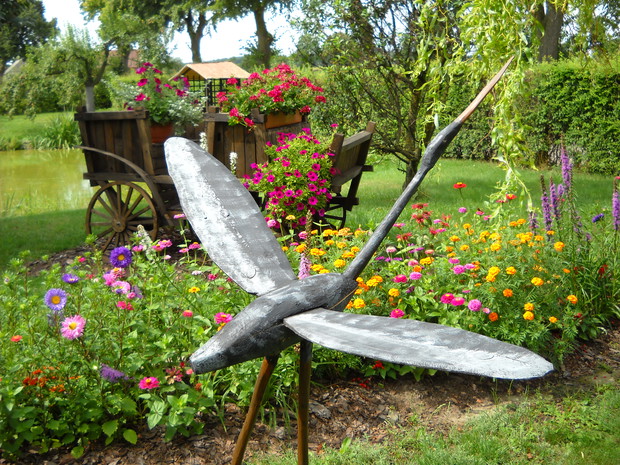 Nad stawkiem drewniana bryczka i ptak.Wykonane własnoręcznie.