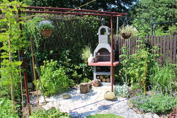 O to wyspa grillowa. Miejsce w ogrodzie, w którym można usiąść na pień czy też kamień i przy okazji pogłaskać kota...