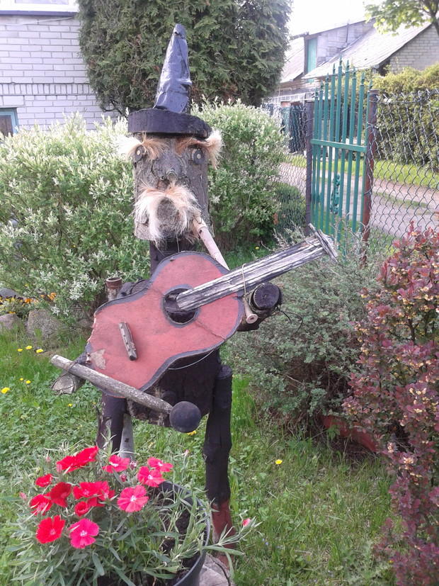 Pilnujacy wejscia drewniany muzykant.