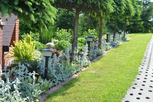 rabata przy wjeździe z lampami, efekt nocą nieziemski