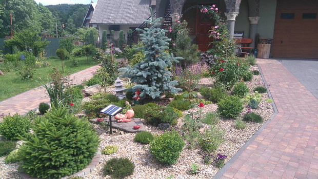 rabata żwirowa od  przodu wejscia