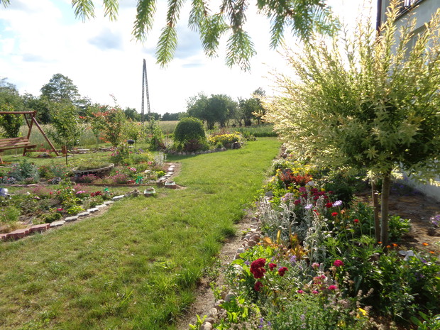 Ścieżką po ogrodzie