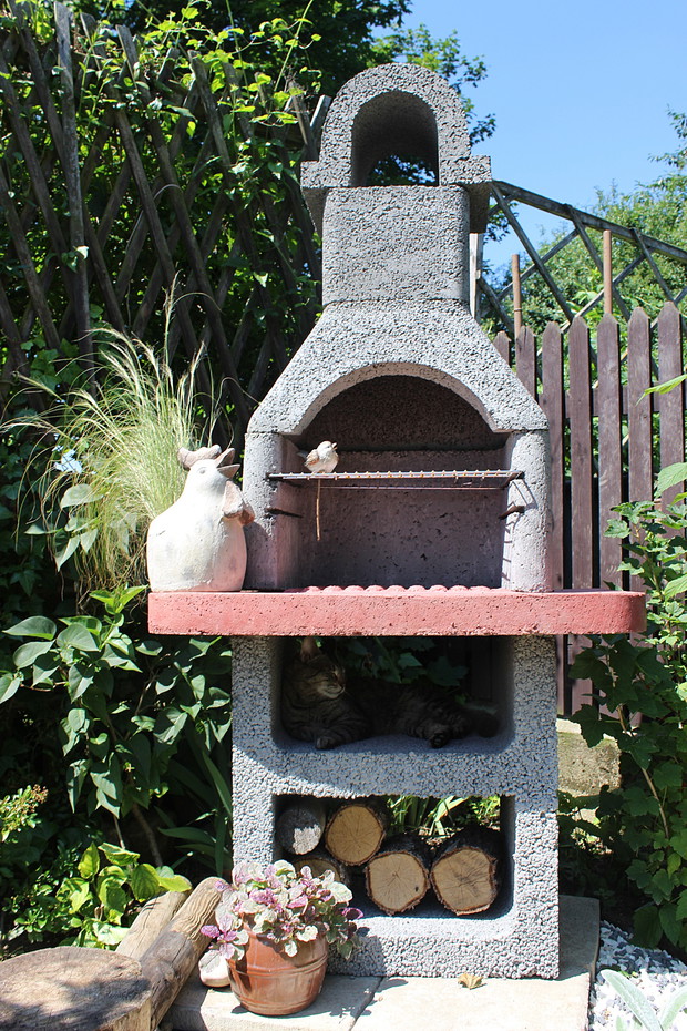 Ten prosty grill jest nie tylko świetną ozdobą, lecz służy także jako ulubiony kącik do wypoczynku dla mojego kota.
