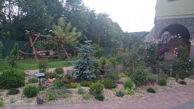 widok na rabatę żwirową