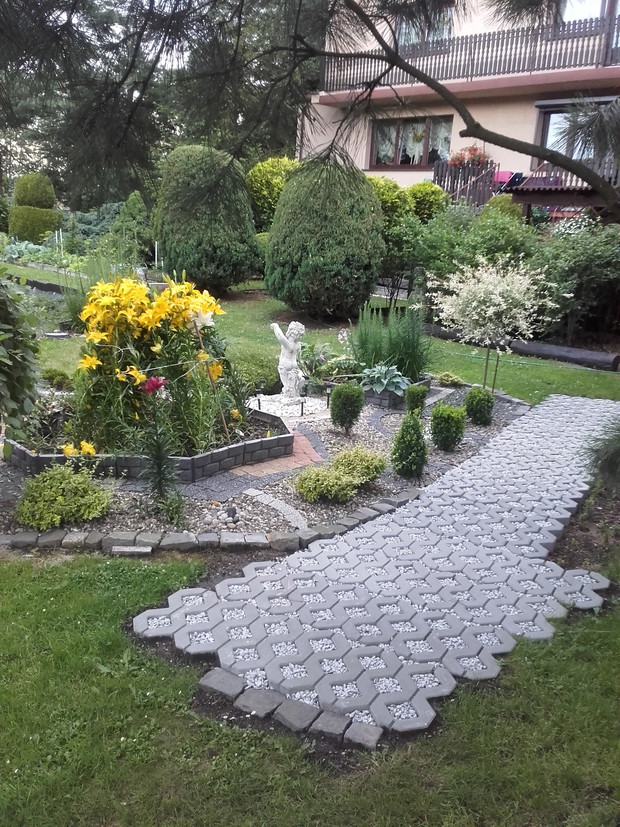 aniołek wśród lilii