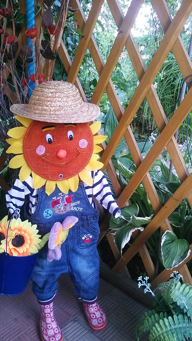 Ja tak właśnie wyobrażam sobie prawdziwego ogrodnika : spodnie ogrodniczki, gumowe butki z cholewką , wiaderko  ,słomiany kapelusz i uśmiech na słonecznej twarzy.Własnoręcznie wykonany ogrodnik.