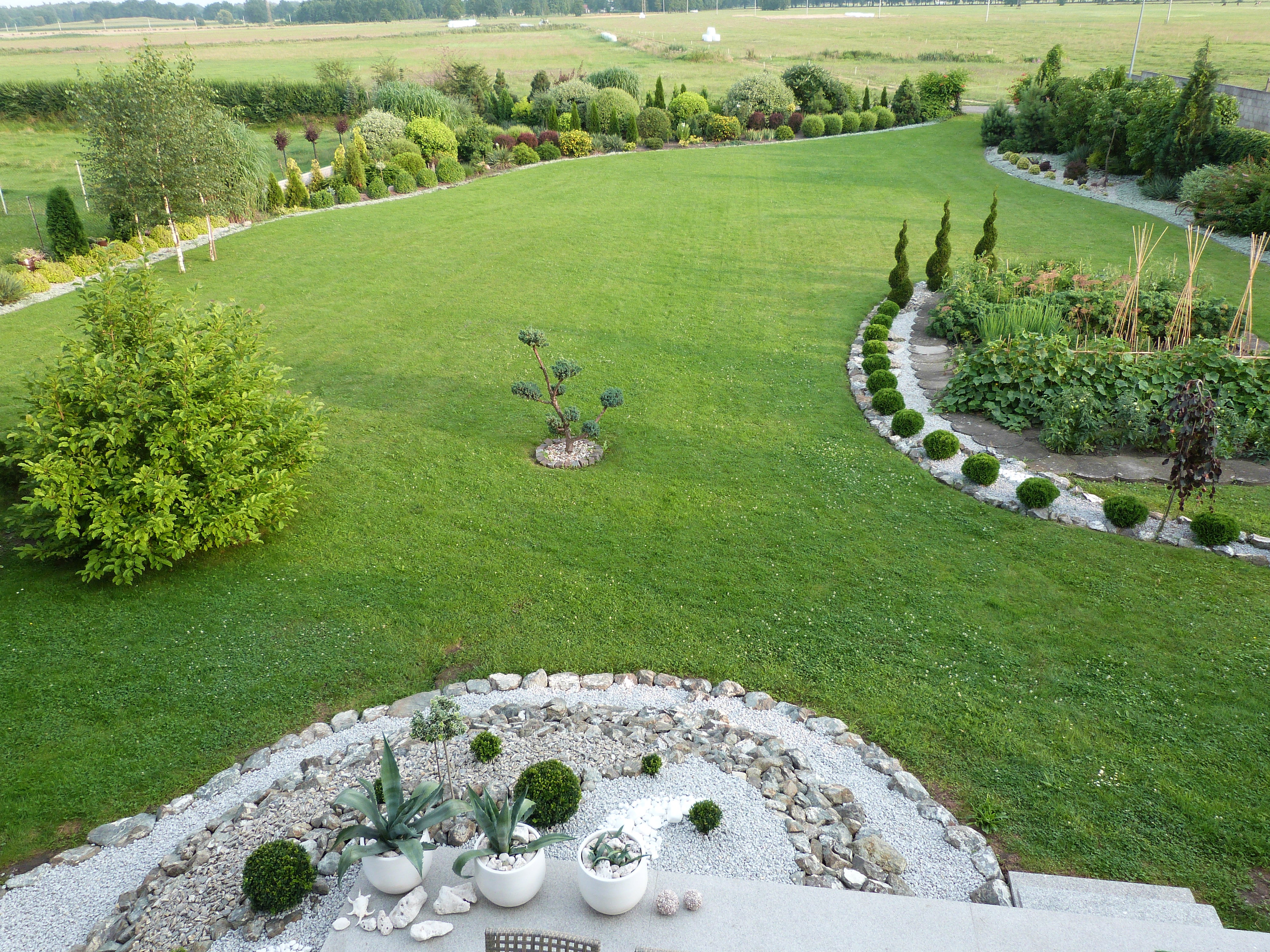 Jeśli widok za ogrodzeniem jest piękny, warto wkomponować się w otoczenie. Nasz ogród wraz z zapożyczonym krajobrazem.