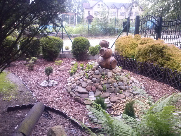 kopiec skalny z kaskadą beczkową