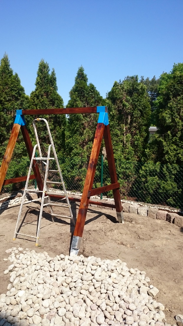Montowanie huśtawki idzie nam coraz lepiej